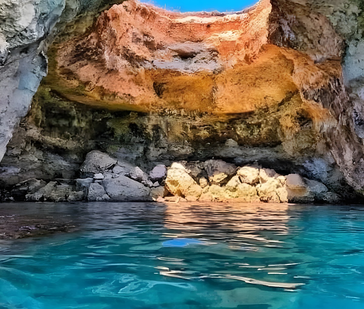 Grotta sulla costa di Otranto